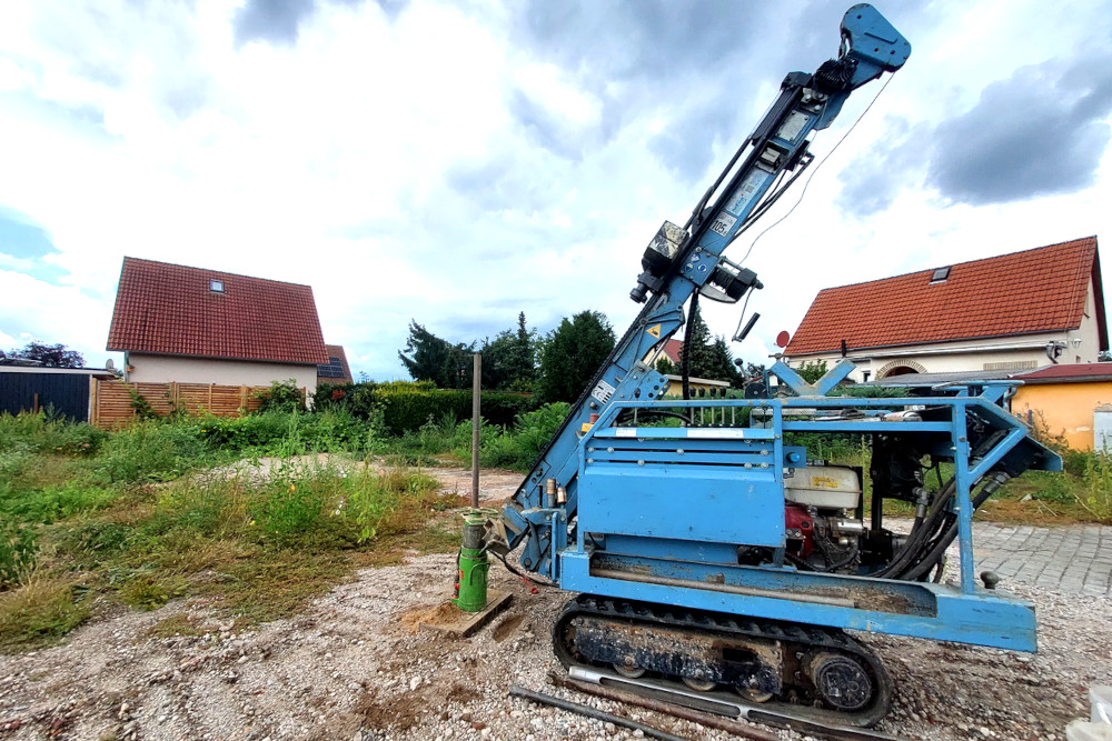 Bohrgerät für Baugrunderkundung und Baugrundgutachten für Neubau eines Einfamilienhauses in Coswig