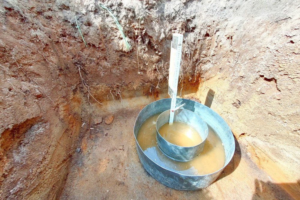 Versickerungsversuch mit dem Doppelring Infiltrometer für Beurteilung der Versickerung von Regenwasser bei Diera-Zehren